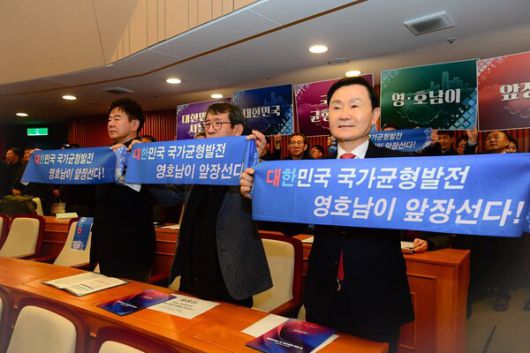 이남철 고령군수가 지난 14일 서울 국회의사당 국회박물관에서 개최한 '2026 국가균형발전 선도 영호남 공동선포식 및 신년교류회'에 참석하고 있다.사진=이남철 군수SNS(포인트경제)