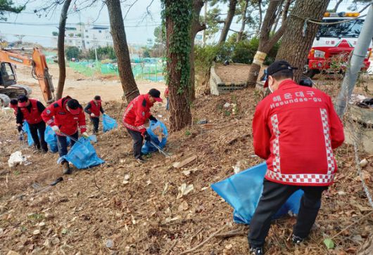 부산 해운대구 직원과 산불감시요원 등 30여 명이 지난 19일 주민과 관광객의 방문이 많은 달맞이길 미포오거리~문탠로드 구간의 생활 쓰레기와 폐기물을 수거하고 있다. /해운대구청