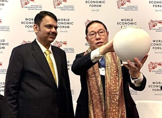 현상 HS효성 부회장이 다보스 포럼에 참석해 데벤드라 파드나비스 인도 마하라슈트라 주총리를 만나 인도 투자 계획에 대해 논의했다. (조현상 HS효성 부회장(오른쪽), 데벤드라 파드나비스 인도 마하라슈트라 주총리(왼쪽))
