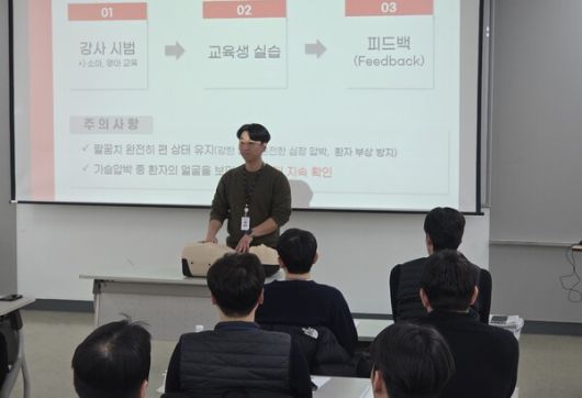 부산시설공단이 최근 올해 신규직원을 대상으로 안전보건 실습교육을 실시한 가운데 관계자가 중대재해처벌법 실제 사례를 중심으로 절차와 책임을 설명하고 있다. /부산시설공단