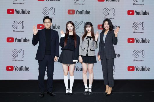 (왼쪽부터) 이성수 SM엔터테인먼트 대표, 에스파 카리나, 에스파 지젤, 이선정 유튜브 지원 총괄. (사진=유튜브)
