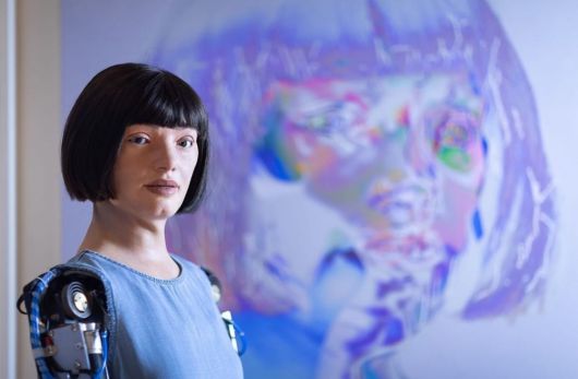 전시회에서 선보이는 자화상은 아이다가 거울 속 자신의 모습을 보면서 직접 그린 작품이다. 아이다의 눈은 아이다가 본 것을 복제할 수 있는 카메라다. AI 알고리즘의 해석을 거쳐 아이다의 로봇팔이 제어된다. 사진은 아이다가 그린 자화상 작품. (사진=아이다 인스타그램 캡처).