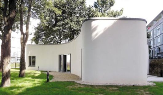 프랑스 낭트대가 3D프린터로 만든 95㎡ 면적의 단독주택.  3D프린터의 로봇팔이 벽체를 만들었으며, 이후 지붕과 창호 작업은 기존 방식대로 이뤄졌다. (사진=Ville de Nantes 제공).