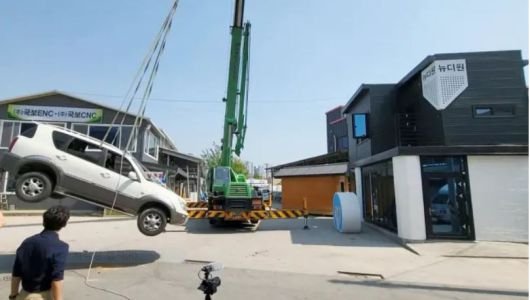 크레인에 매달린 SUV 차량이 주택을 향해 돌진하고 있다. 뉴디원 제공