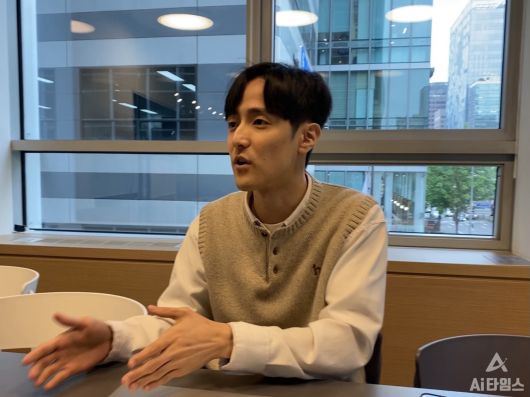 김형준 스퀴즈비츠 대표가 'AI 모델 경량화' 기술을 설명하고 있다.