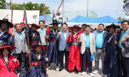 김영록 전남지사가 지난해 6월 대불종합체육관에서 열린 ‘전남도 대불산단 조선업 내·외국인 어울림 한마당’ 행사장에서 외국인 한국문화 체험객들과 기념촬영을 하고 있다.