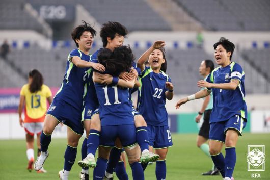 정민영의 선제골에 기뻐하는 선수들(사진: 대한축구협회)