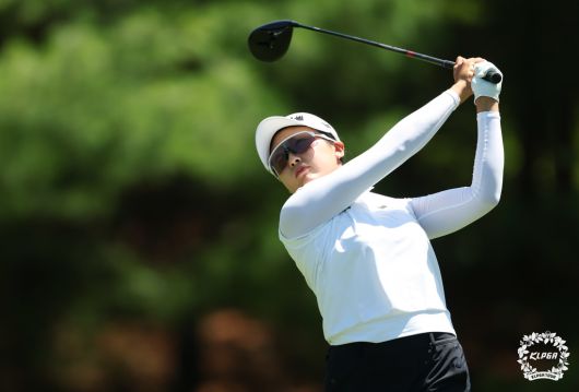 [SWTV 스포츠W 임재훈 기자] 김민주(한화큐셀)가 한국여자프로골프(KLPGA)투어 '하이원리조트 오픈'(총상금 10억원) 둘째 날 경기에서 코스레코드 타이 기록과 함께 단독 선두로 나섰다. (사진: KLPGT)