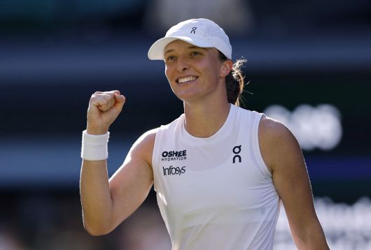 [SWTV 스포츠W 임재훈 기자] 시비옹테크는 벨린다 벤치치 세트 스코어 2-0으로 완파하고 생애 처음으로 윔블던 결승에 합류했다(사진: 로이터=연합뉴스)