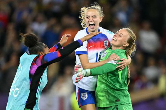 [SWTV 스포츠W 임재훈 기자] 유럽축구연맹(UEFA) 유럽여자축구선수권대회(유로) '디펜딩 챔피언' 잉글랜드(FIFA 랭킹 5위)가 북유럽의 강호 스웨덴(FIFA 랭킹 6위)을 상대로 승부차기 접전 끝에 대역전승을 거두고 준결승에 진출, 타이틀 방어를 향한 희망을 이어갔다. (사진: AFP=연합뉴스)