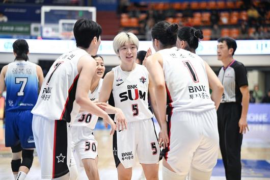 [SWTV 스포츠W 임재훈 기자] 부산 BNK썸이 인천 신한은행을 상대로 짜릿한 역전승을 거두고 2연승을 달렸다.(사진: WKBL)