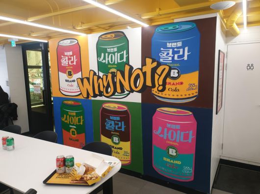 노브랜드 버거 서울시청점, 브랜드 콜라·사이다를 팝아트로 그려낸 그래피티 월. 사진ㅣ인더뉴스