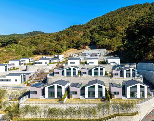 DL이앤씨가 전남 구례군 산동면 일원에 준공한 모듈러 단독주택 타운형 단지. 사진ㅣDL이앤씨