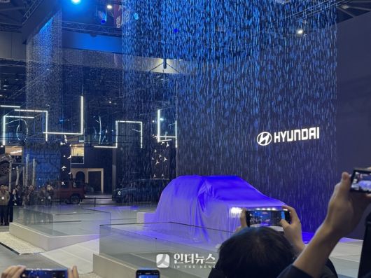 현대차가 신형 넥쏘를 공개하고 있다. 사진｜인더뉴스