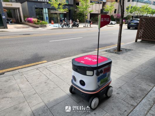 음식을 수령하기 위해 대기하는 요기요 '뉴비'. 사진ㅣ인더뉴스