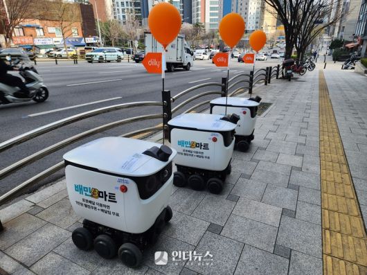 강남에 위치한 배달의민족 배달로봇 '딜리'. 사진ㅣ인더뉴스
