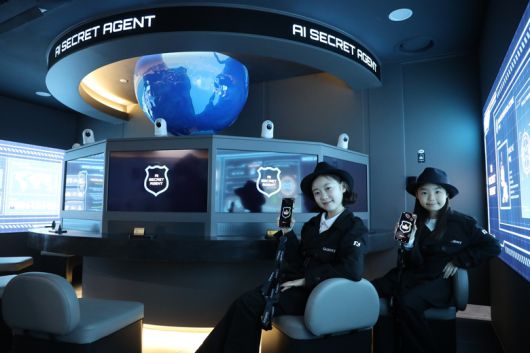 키자니아 부산 'AI 비밀 본부 체험관'에서 '갤럭시 S25 시리즈'를 활용해 미션을 수행하고 있는 키자니아 어린이 의회 의원들. 사진ㅣ삼성전자
