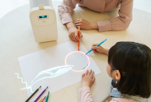 삼성전자 모델이 터치 인터랙션 기능이 탑재된 프리미엄 가정용 프로젝터 ‘더 프리미어5’를 체험하고 있다. 사진｜삼성전자