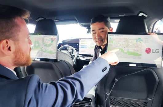 15일(현지시간) 프랑스 파리 5GAA 총회에서 5GAA 총회 참석자에게 인공위성 기반의 차랑 내 차세대 음성통신 솔루션을 설명하고 있는 LG전자 관계자. 사진ㅣLG전자