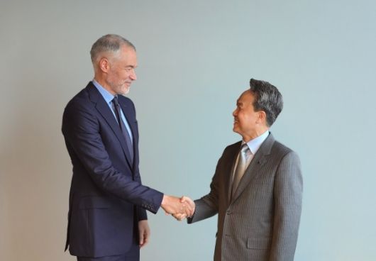 진옥동 신한금융그룹 회장(오른쪽)이 20일 영국 런던에서 앤써니 굿맨 골드만삭스 인터내셔널 공동대표와 악수를 나누고 있다. 사진ㅣ신한금융그룹