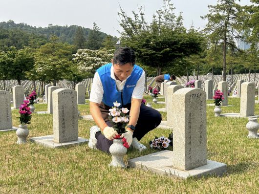 허서홍 GS리테일 대표이사가 국립서울현충원 제39묘역에 헌화 및 묘비 닦기 봉사활동을 실시하는 모습. 사진ㅣGS리테일