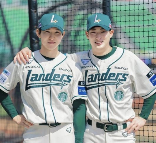 스타벅스 '랜더스벅 유니폼'. 사진ㅣ스타벅스