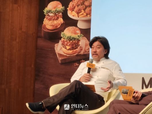 맘스터치 ‘에드워드 리 셰프 컬렉션’ 출시 간담회에 참석한 에드워드 리 셰프. 사진ㅣ인더뉴스