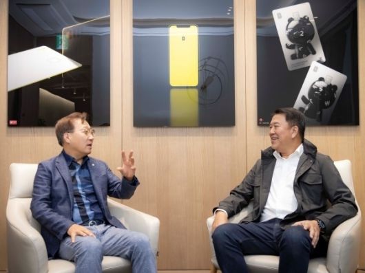 윤호영 카카오뱅크 대표이사(왼쪽)와 아르시드 난다위다야 SCBX 대표이사가 지난해 11월 당시 카카오뱅크 판교오피스에서 태국 가상은행 합작인가 추진현황 관련 회의를 하고 있다. 사진ㅣ카카오뱅크