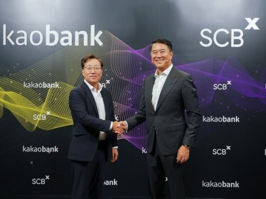 윤호영 카카오뱅크 대표이사(왼쪽)와 아르시드 난다위다야 SCBX 대표이사가 2023년 6월 당시 태국 수도 방콕 SCBX 본사에서 태국 가상은행 인가획득을 위한 업무협약(MOU)을 체결한 뒤 기념촬영하고 있다. 사진ㅣ카카오뱅크