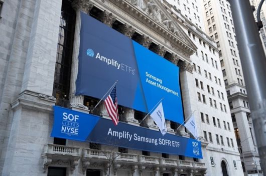 미국 뉴욕거래소 외벽에 걸린 'Amplify Samsung SOFR' 상장지수펀드(ETF) 상장 기념 현수막. 사진｜삼성자산운용.
