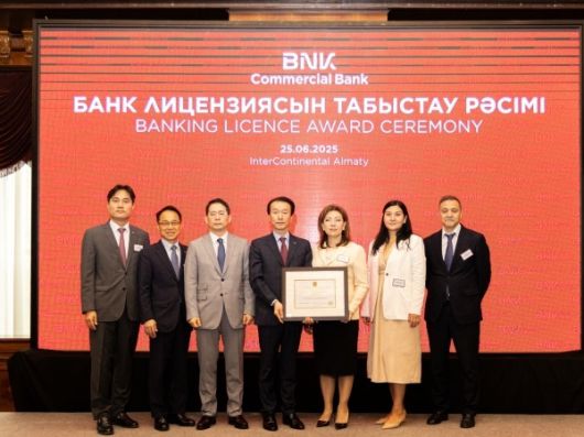 왼쪽 네번째부터 김성주 BNK캐피탈 대표, 카자흐스탄 금융감독원장 마지나 아빌카시모바. 사진ㅣBNK금융그룹