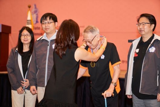 김혜영 한국브리지협회장이 타이페이팀의 패트릭황 선수에게 금메달을 수여하고 있다. 사진 ㅣ 한국브리지협회