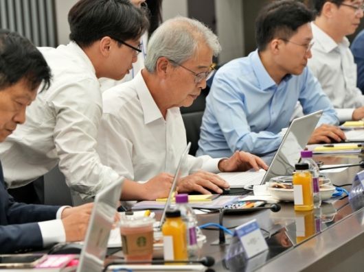 임종룡 우리금융그룹 회장이 지난 6월 당시 챗GPT 업무활용 실습을 하고 있는 모습. 사진ㅣ우리금융그룹