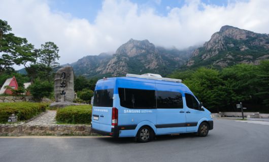 휴대폰 점검 장비가 텁재된 이동 서비스 차량. 사진｜삼성전자서비스