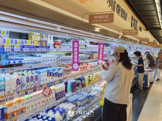 이마트 유제품 코너에서 5K프라이스 상품을 살펴보는 소비자. 사진ㅣ인더뉴스