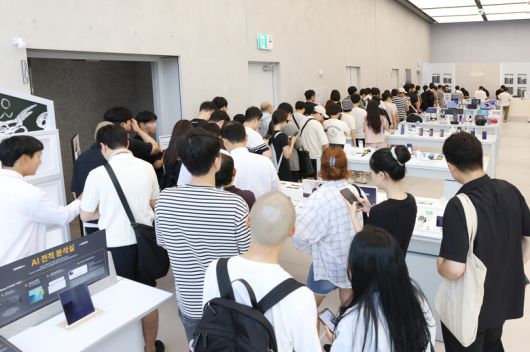 '갤럭시 Z 폴드7·Z 플립7' 사전 개통을 위해 삼성 강남을 방문한 고객 대기 행렬. 사진ㅣ삼성전자