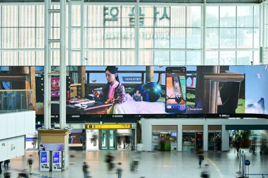 서울역에서 진행하는 '갤럭시 Z 폴드7∙Z 플립7' 초대형 미디어아트 디지털 옥외광고의 '제미나이 라이브' 활용 장면. 사진ㅣ삼성전자