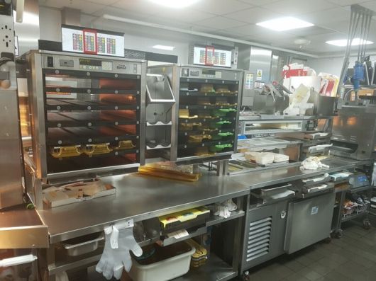 맥도날드 전용 장비 '유니버셜 홀딩 캐비닛(UHC)'. 주문 즉시 버거를 조립할 수 있도록 조리 완료된 단품(포션)을 따뜻하게 보관하는 역할. 출처ㅣ인터넷 커뮤니티