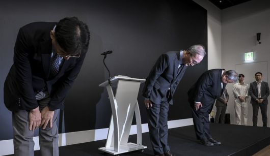 지난 11일 서울 종로구 KT 광화문빌딩 웨스트 사옥에서 소액결제 피해와 관련해 고개 숙여 사과하고 있는 김영섭 KT 사장. 사진ㅣ연합뉴스