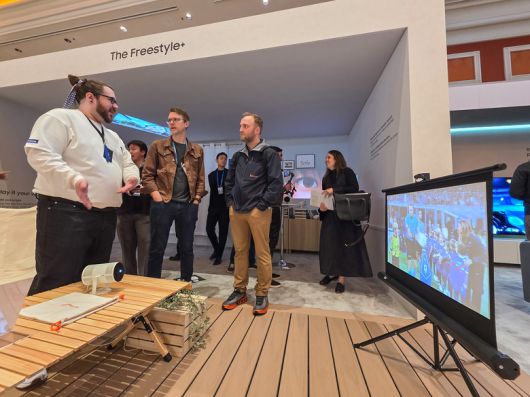 '더 프리스타일+'를 구경하고 있는 관람객. 사진ㅣ삼성전자