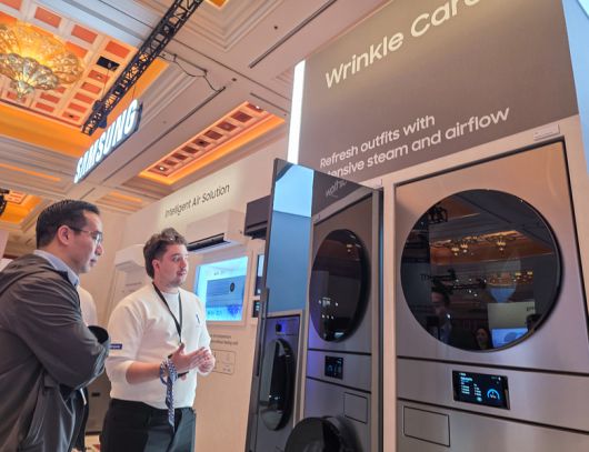 '비스포크 AI 에어드레서'를 체험하고 있는 관람객. 사진ㅣ삼성전자