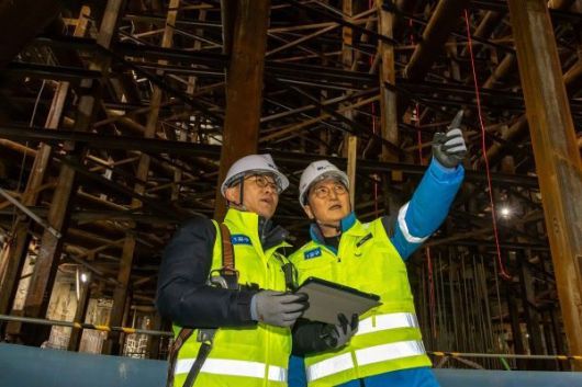 박상신 DL이앤씨 대표(오른쪽)가 지난 10일 영동대로 지하공간 복합개발 1공구 건설 현장에서 안전보건 관리 현황을 점검하고 있다. 사진ㅣDL이앤씨