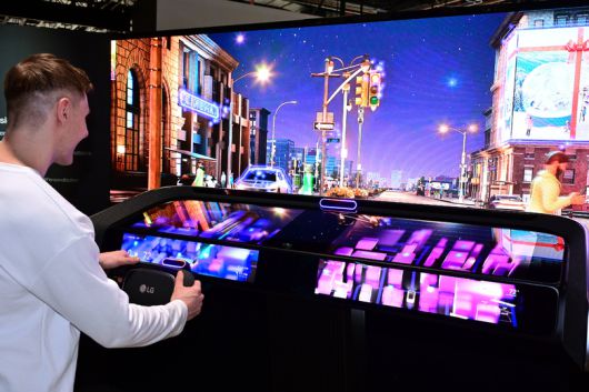 차량용 디스플레이 솔루션을 시연하고 있는 LG전자 모델. 사진ㅣLG전자