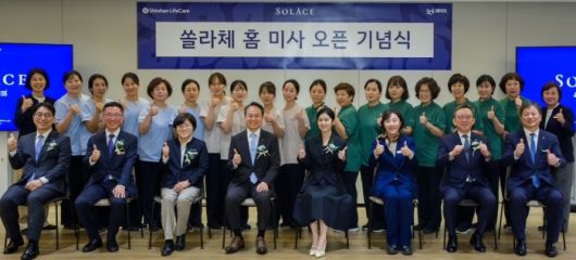 15일 열린 신한라이프케어 '쏠라체 홈 미사' 오픈 기념식에서 진옥동 신한금융그룹 회장(왼쪽 네번째), 정상혁 신한은행장(오른쪽 두번째), 신한투자증권 정용욱 신한프리미어총괄사장(오른쪽), 천상영 신한라이프 사장(왼쪽), 우석문 신한라이프케어 대표(왼쪽 두번째)가 시설 관계자들과 함께 기념촬영하고 있다. 사진ㅣ신한라이프