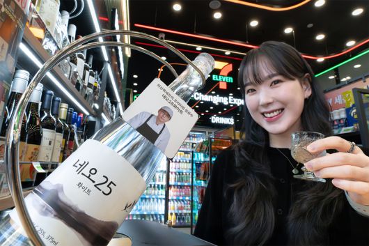 세븐일레븐이 흑백요리사 시즌 2 우승자 최강록 셰프와 협업한 증류식 소주 ‘최강록 네오25화이트’. 사진ㅣ세븐일레븐