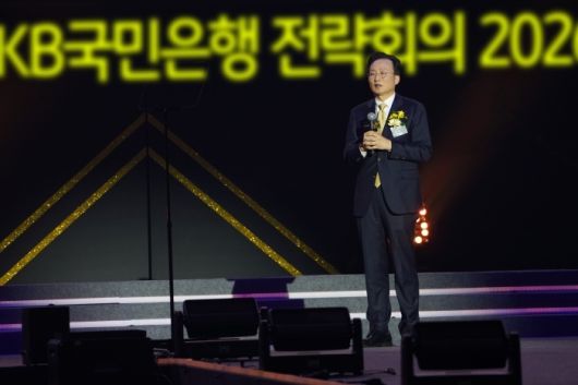 이환주 KB국민은행장이 17일 일산 킨텍스 1전시장에서 열린 'KB국민은행 전략회의 2026'에서 발언하고 있다. 사진ㅣKB국민은행