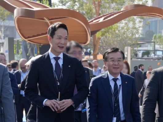 ADFW 2025에 참석한 한화생명 권혁웅 대표이사 부회장(오른쪽)과 김동원 사장. 사진ㅣ한화생명