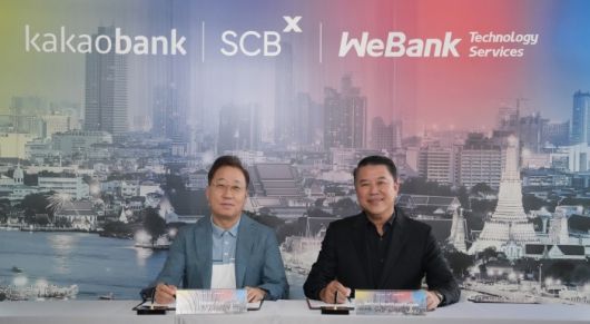 왼쪽부터 윤호영 카카오뱅크 대표이사, 아르시드 난다위다야 SCBX 대표이사. 사진ㅣ카카오뱅크