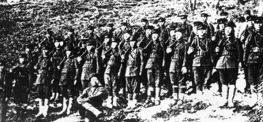 봉오동 독립전쟁 승전 후 기념 촬영한 것으로 추정되는 독립군의 사진. 모두 정식 군복을 입고 신형무기인 소총을 어깨에 메고 탄창을 허리에 두르고 있다.(사진=최운산기념사업회 홈페이지)