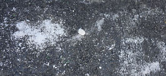 눈은 녹앗는데 제설제는 덩어리채 남아 각종 환경오염의 원인이 되고 있다.(사진=SDG뉴스)